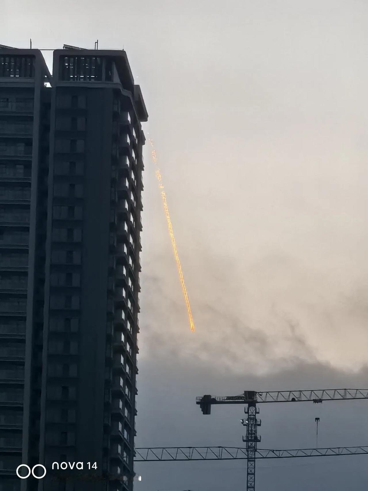 天空中出线一条飞机的尾气，不过是红色的。像不像孙悟空的金箍棒！