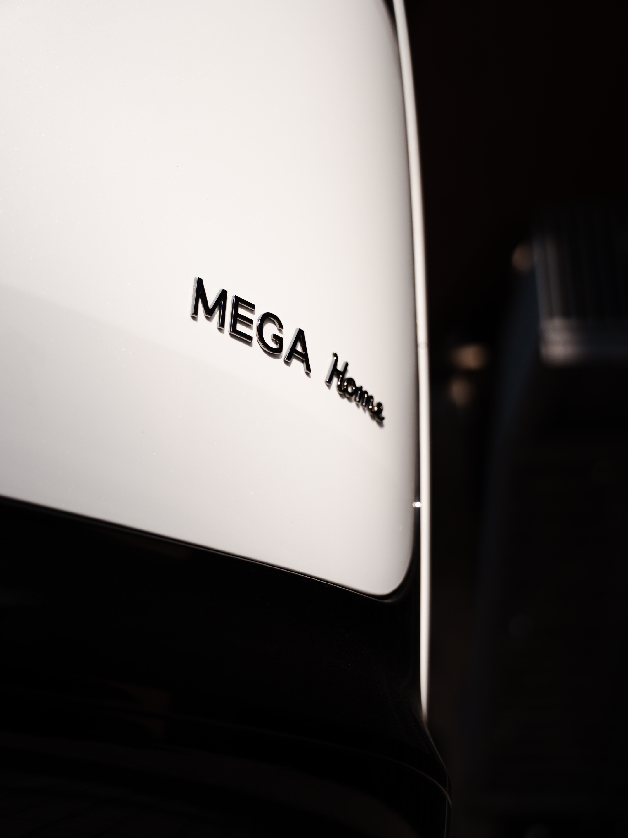 新一代理想MEGA9月2日就要发布了，我现在对这台车的期待，已经不只是“又升级了
