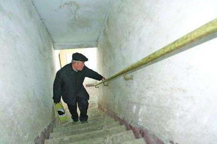 这个问题，似乎看似简单，却牵扯出许多关于尊重、选择和生活质量的深层思考。老人一定