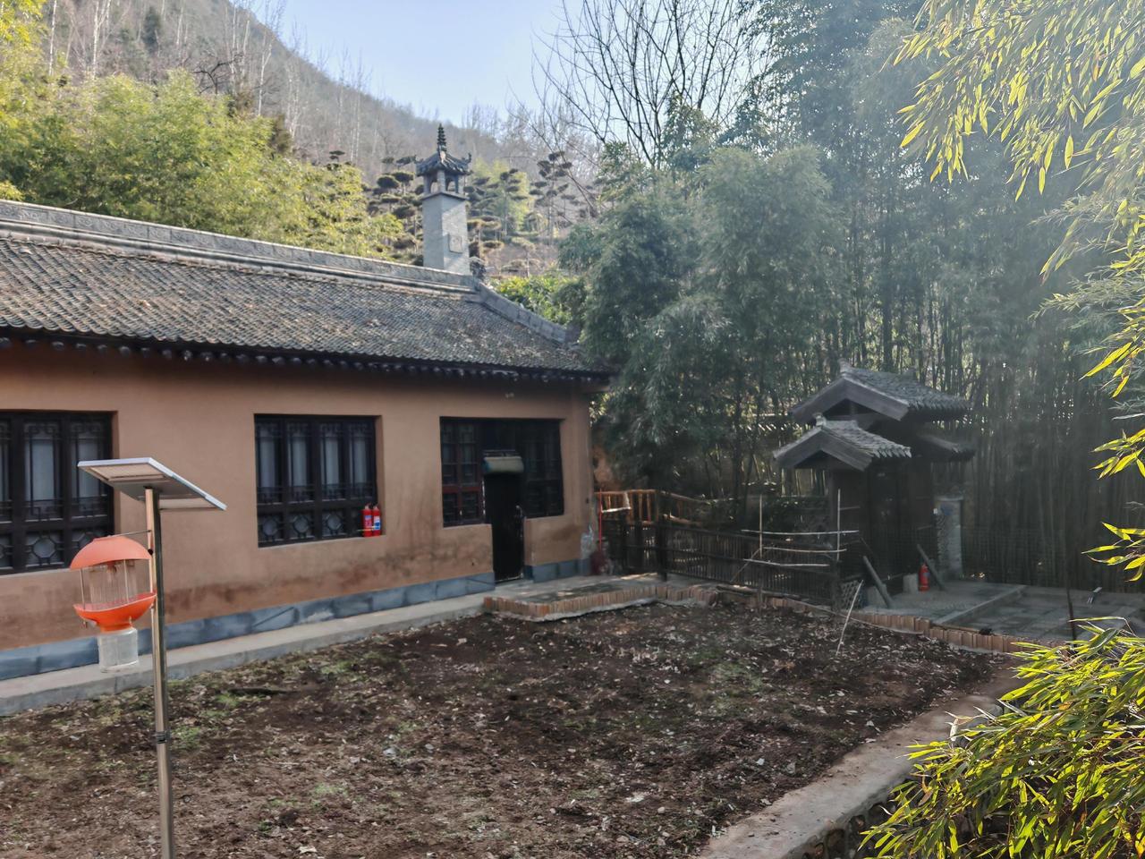 弘一法师说：我们无法控制事情的发生，但是我们可以选择如何应对，纵使天大的事情，当