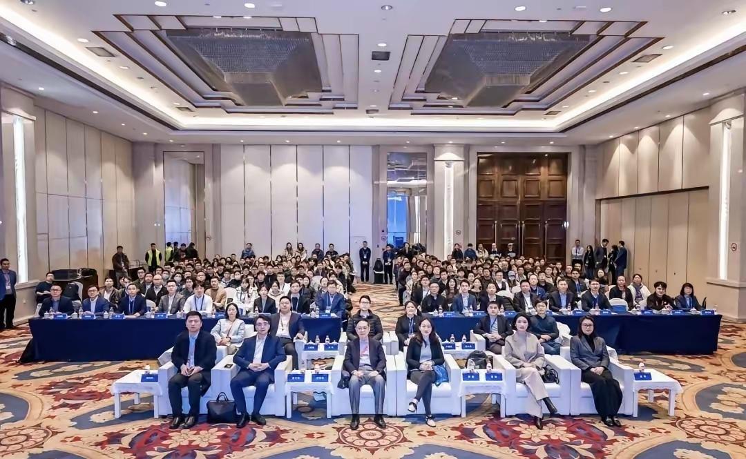 学术会场讲究“坐而论道”，如今合影也“坐而留念”！ 会务若只是要一张合影，又怎能