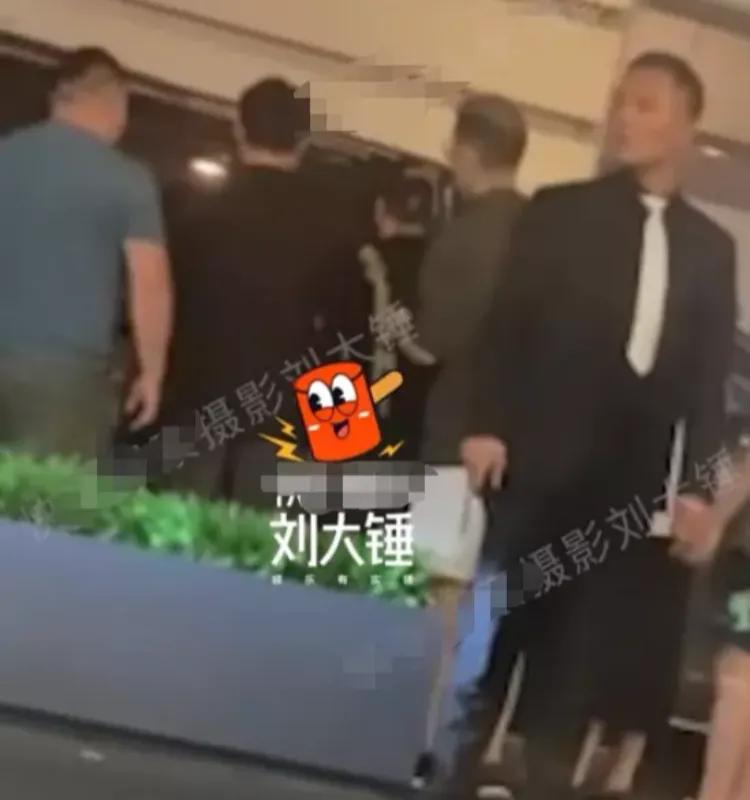 9月5日，有一段意想不到的视频曝光，黄晓明的举动引起了热议！原来，在与姜文、方中