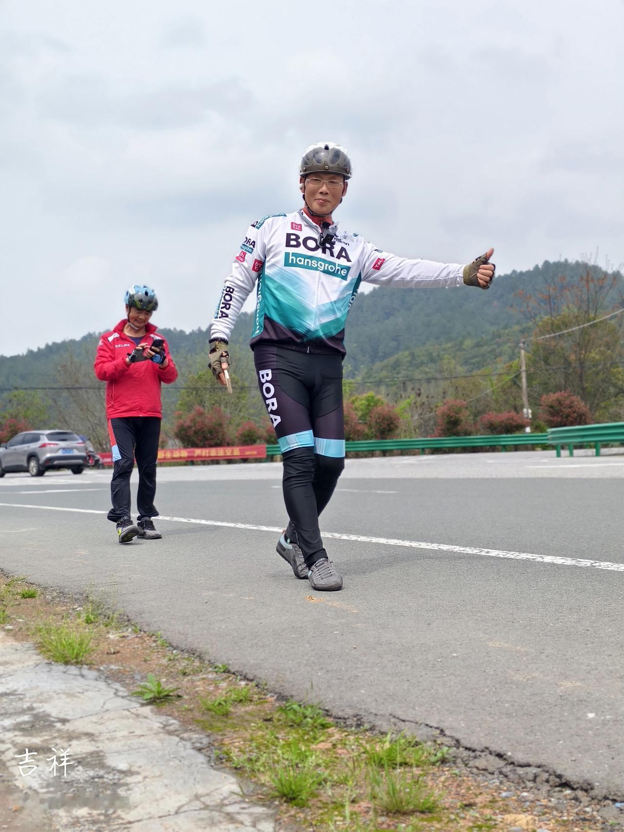 骑行是多巴胺的爆棚
骑友视界，定格老头儿癫狂
耽于沿途风景
总有骑友在盯着
谢谢