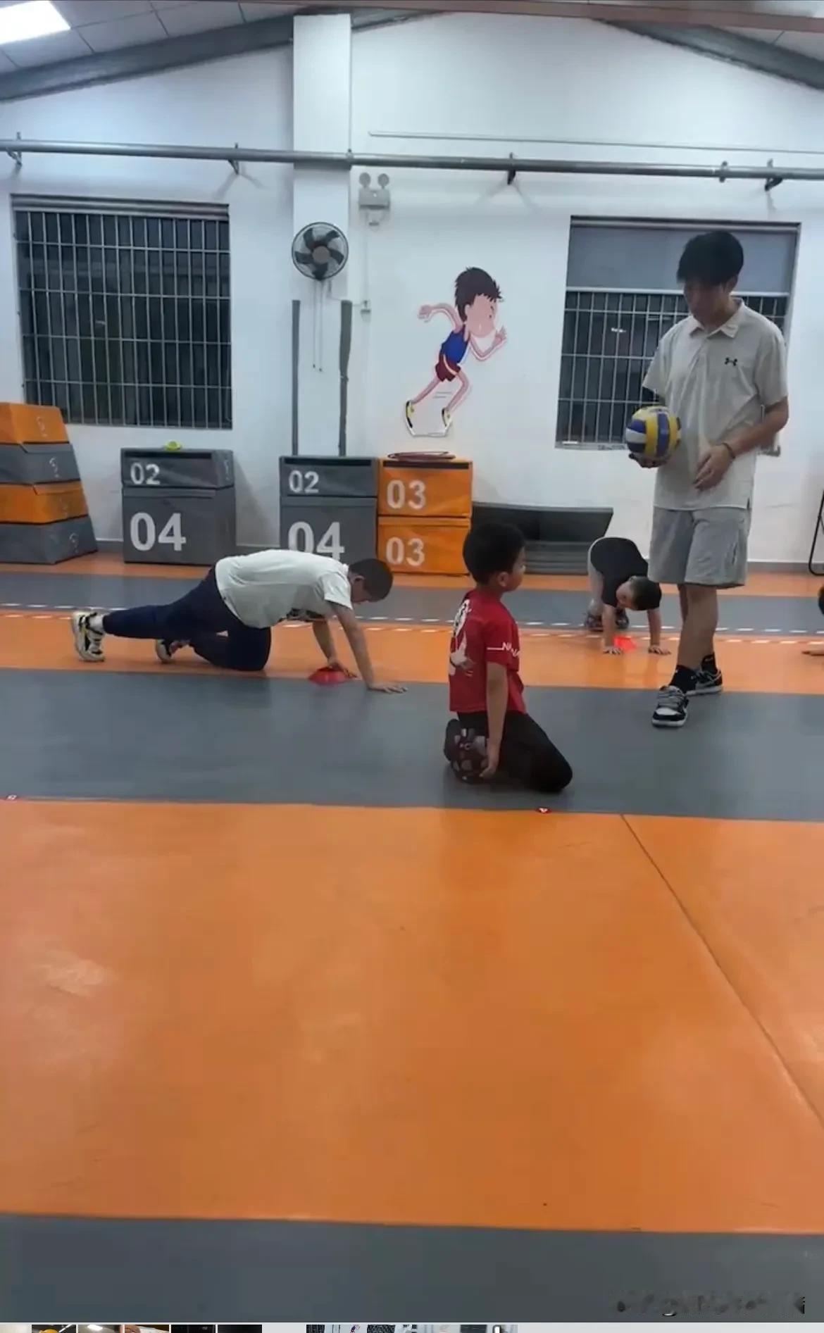 陪我家多动症老大上体能课。
发现现在真的很多孩子各种问题。
有的反应很慢。
有的