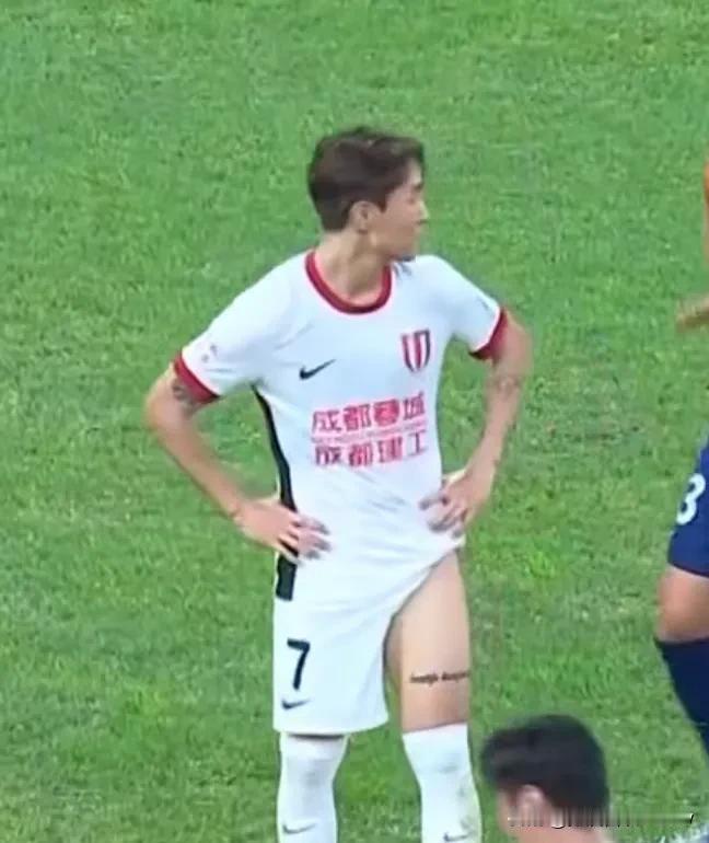韦世豪大腿纹身是什么意思？有谁知道吗？昨天韦世豪进球后手指成都蓉城队徽向球迷致意