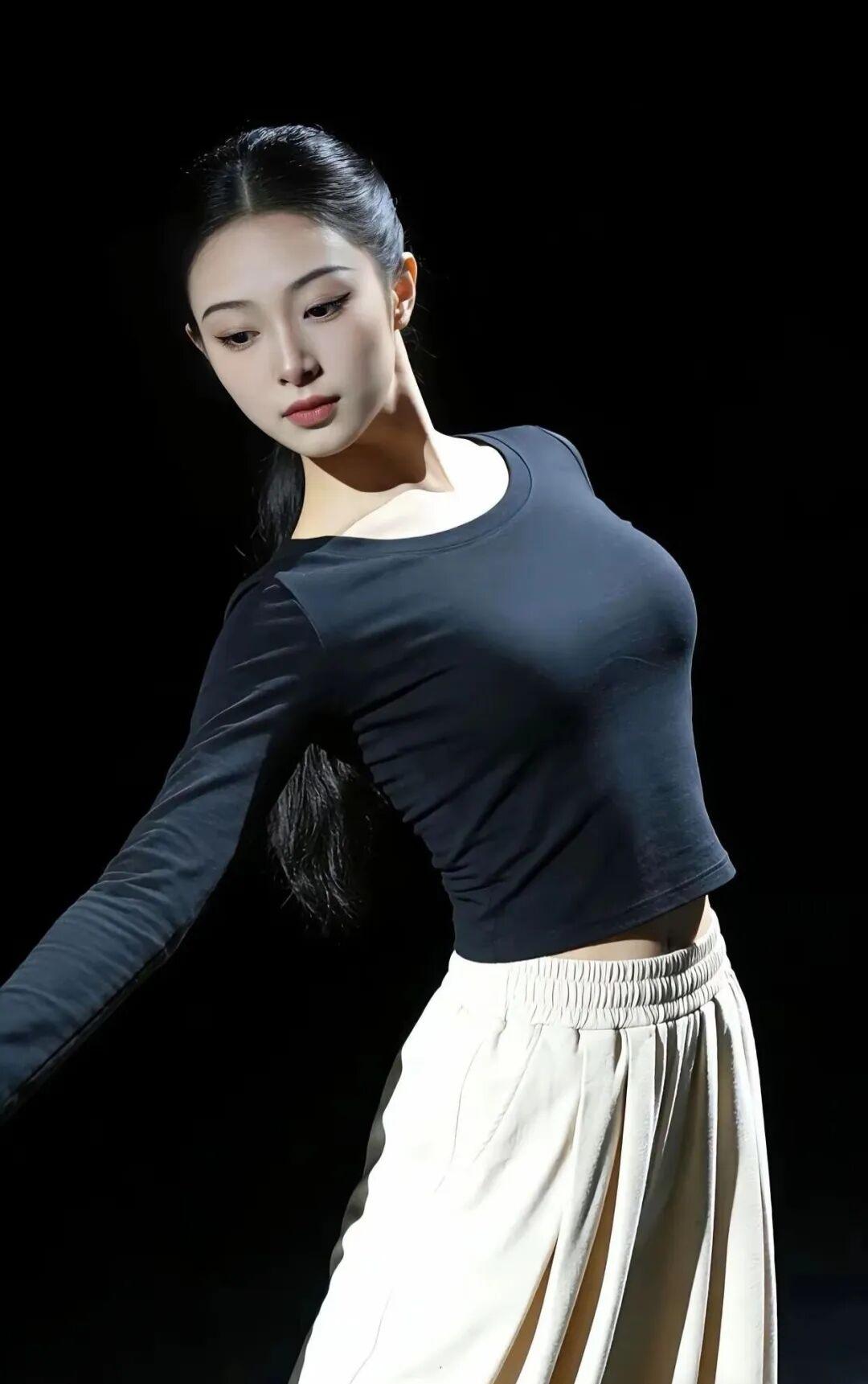 这位舞者的美，是力量与柔美的极致融合，在聚光灯下格外动人：
身材与线条：黑色紧身