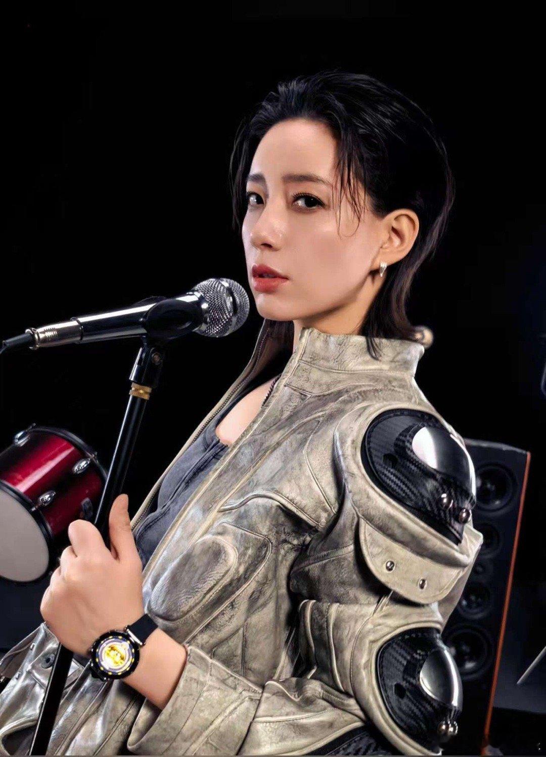 【李斯丹妮人类高质量背头】今日李斯丹妮的一组时尚大片，凭借独特风格与酷飒气质备受