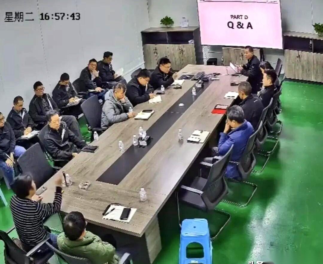 张雪的公司，终于被人看到了最生猛的一面。
他直接在视频里撂下一句话：“我们公司，