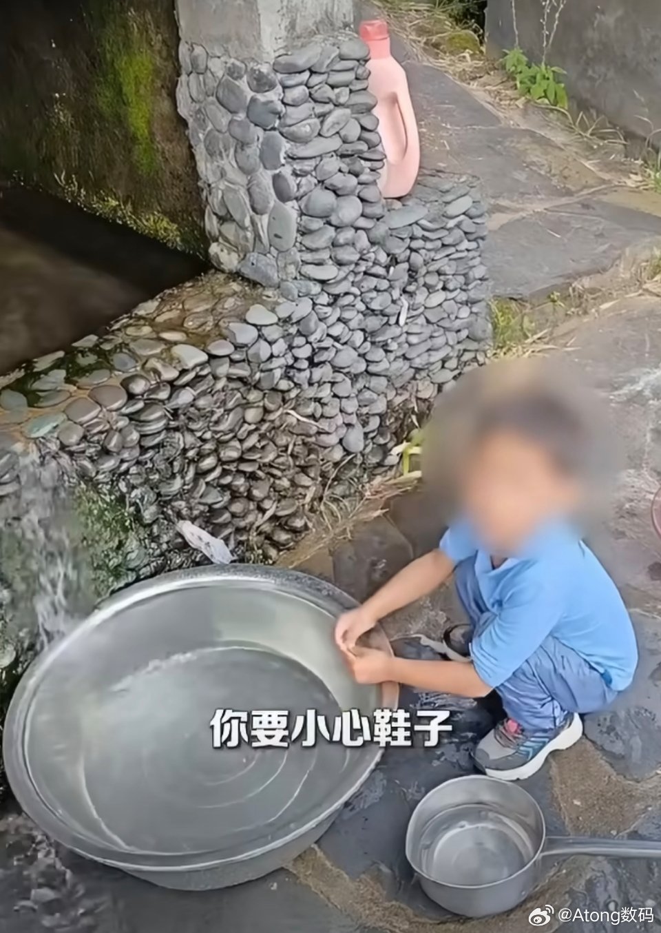 云南通报赤裸小孩事件明明是可以正常生活正常行走的小孩最后被逼成这样而且之前光身子