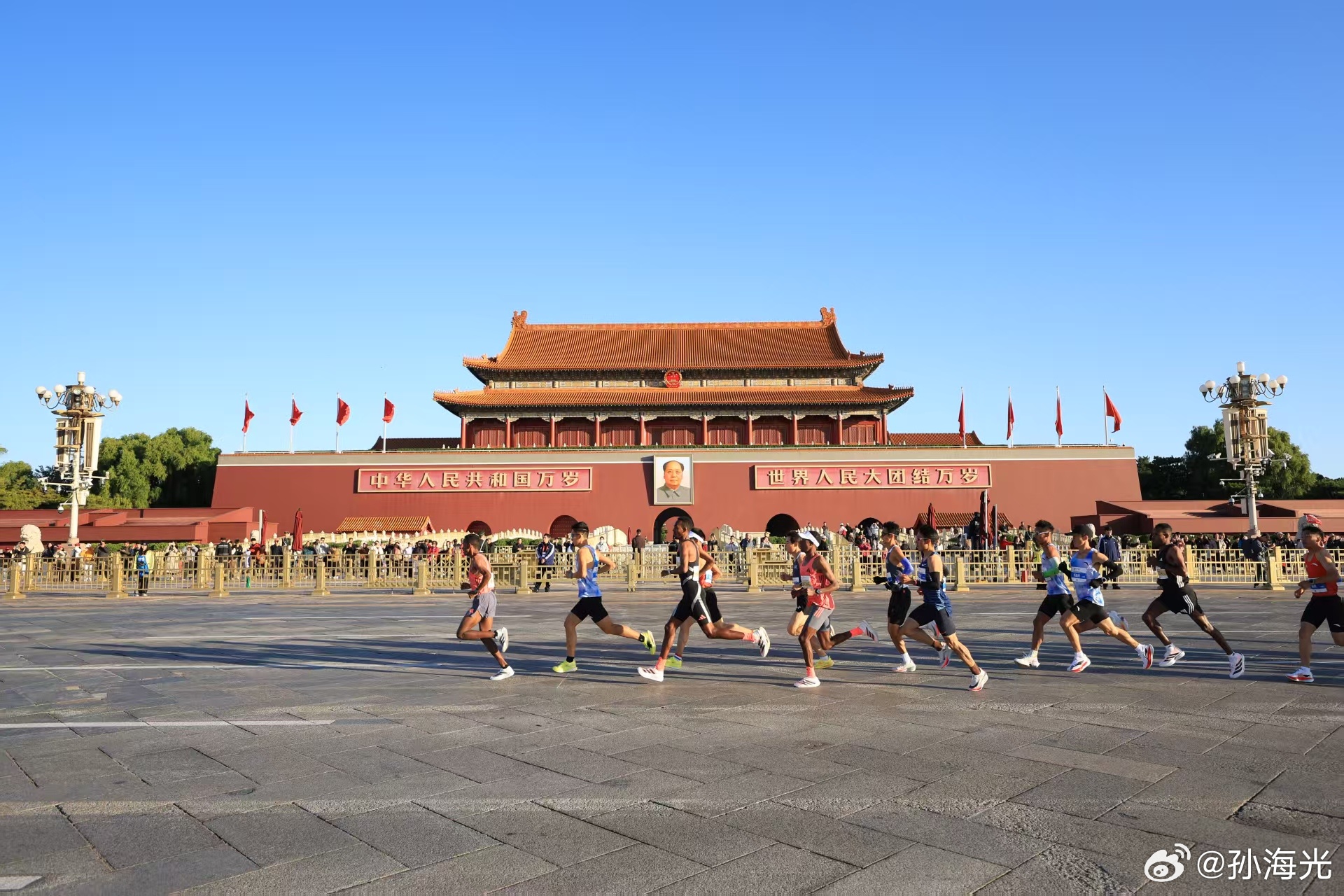 北京马拉松 又是一年北马日，加油、好运！ 图/王飞 ​​​