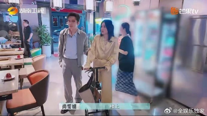 黄晓明[超话]黄晓明背尚雯婕上楼黄晓明暖心上线！尚雯婕看着楼梯为难，他主动背还自