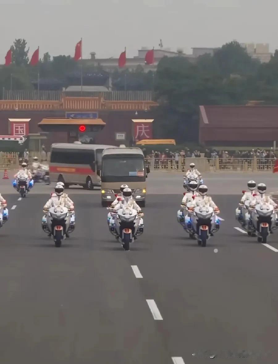 饮水思源，向国之栋梁，民族基石致敬！
#为国之栋梁敬礼# #为祖国奉献者#