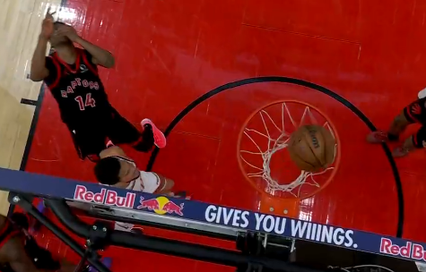 布克上篮落地手肘扫到沃尔特，裁判回看后吹罚技术犯规