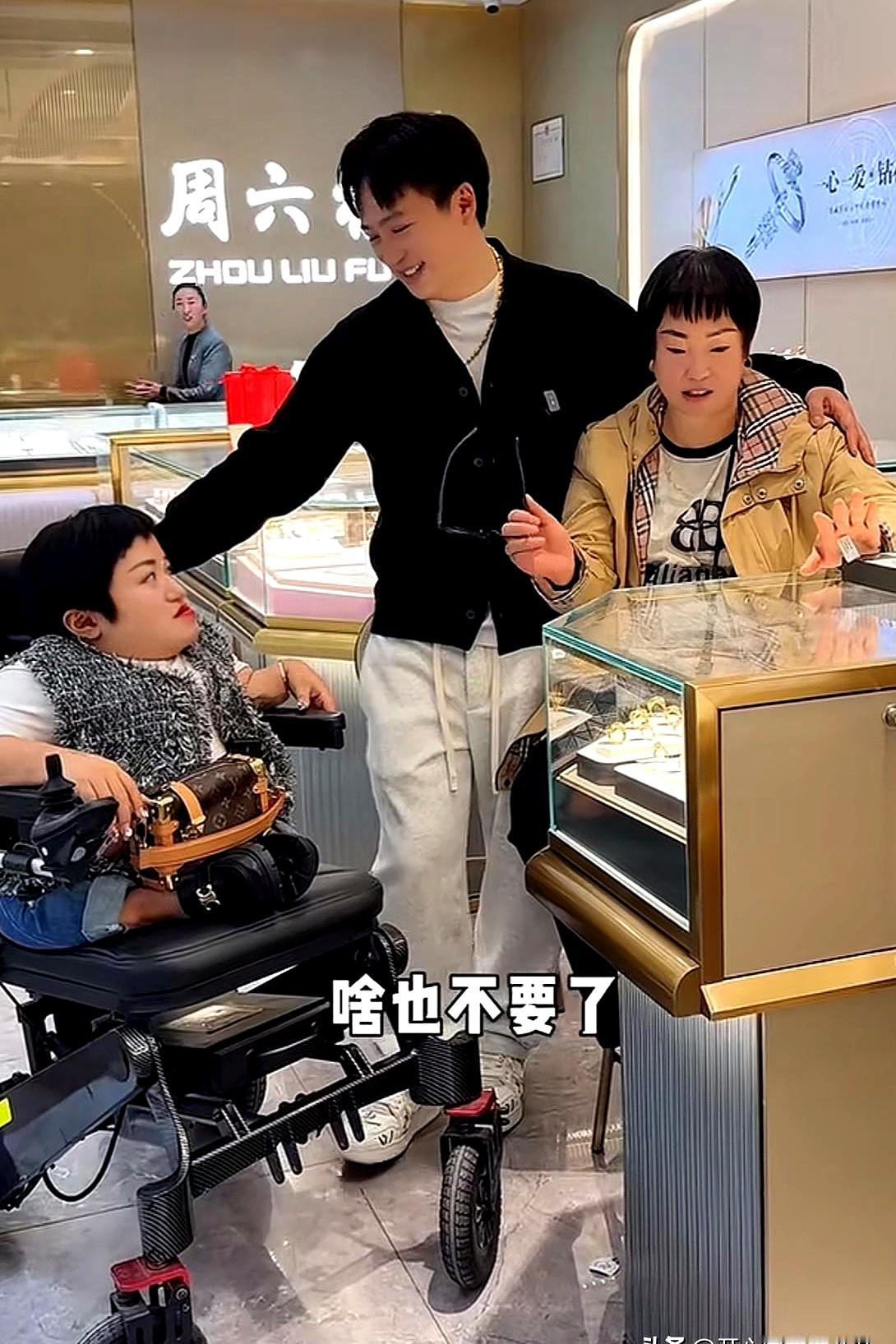 广州番禺，李喜梅拖着小儿麻痹的腿，桥洞底下蜷过，冷馒头啃过，摆摊缝补、捡破烂五年