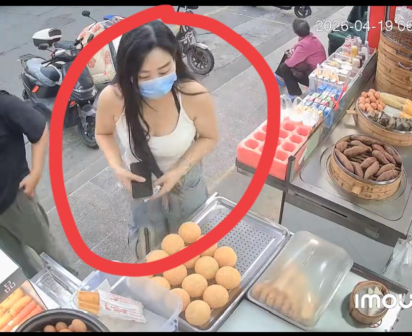 这个戴口罩的美女太不要脸了，买 4 块的酱香饼，偷走了两瓶伊利纯牛奶，监控拍下了