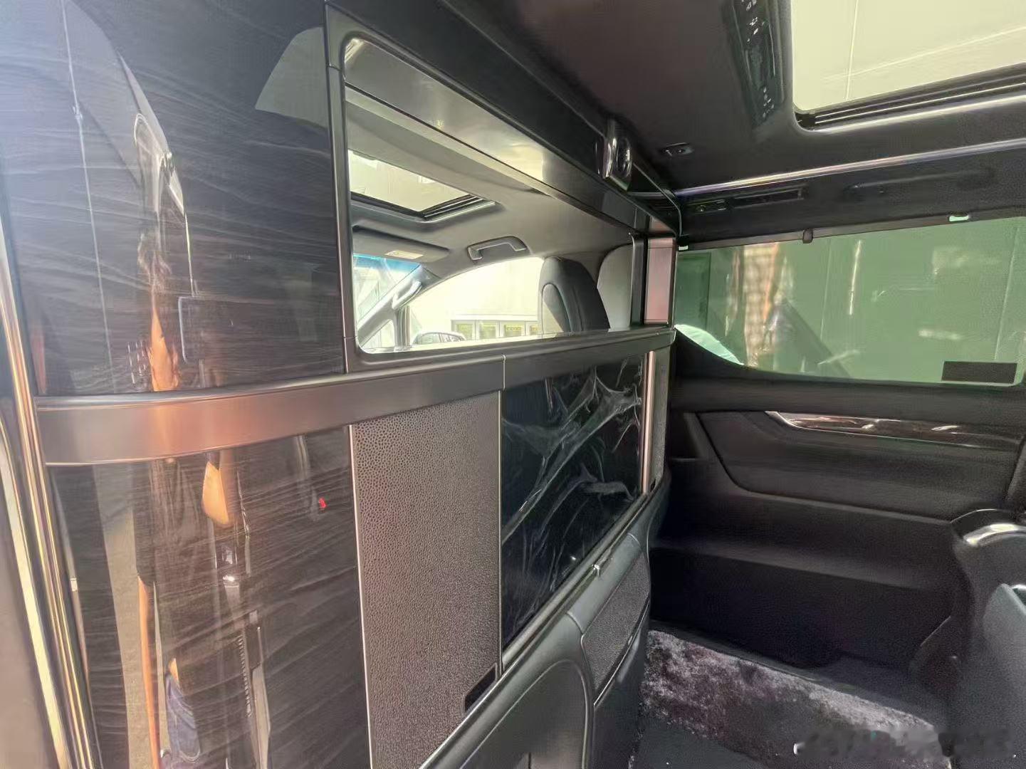 22年雷克萨斯LM300四座  外白内黑，22222公里，带车衣！ 