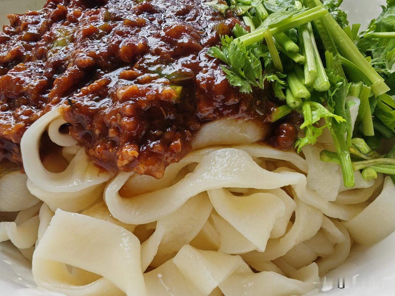 入伏后天气炎热，饮食调理的重点在于清热解暑、健脾祛湿。可以多吃苦瓜、冬瓜、绿豆等