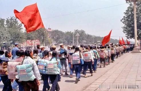 1971年，北京，正在徒步野营的中学生 ​​​，当时的学生用这样的行动锻炼自己的