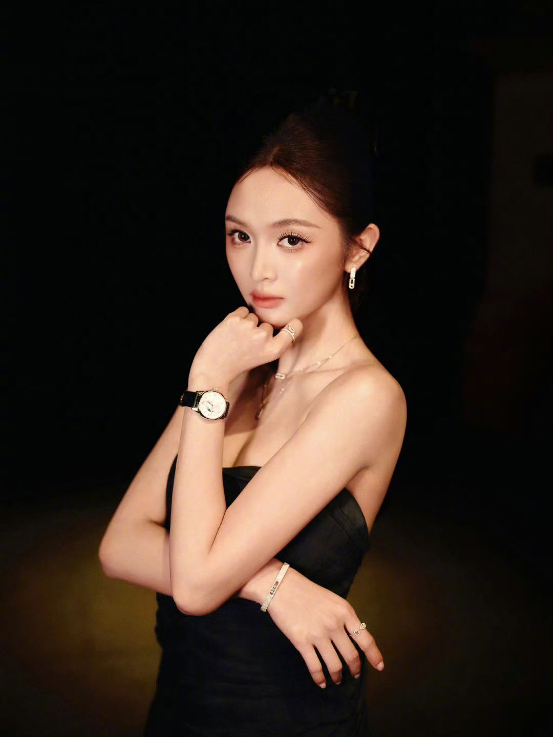 吴宣仪 × 2025爱奇艺尖叫之夜Peet Dullaert高定的深邃黑色与In