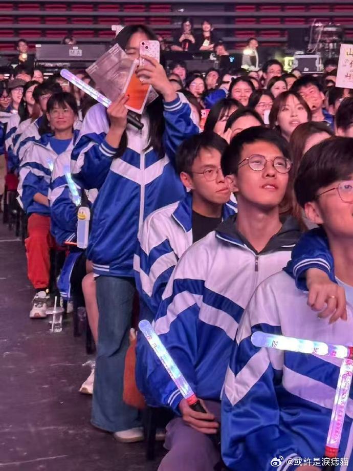 徐良演唱会时薪4000徐良演唱会送20部手机看徐良演唱会还能顺带薅到实打实的福利