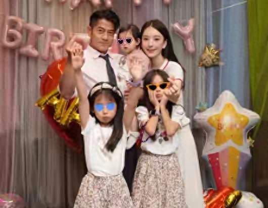 郭富城61岁生日低调过，方媛晒五口全家福，小女儿首次正面亮相