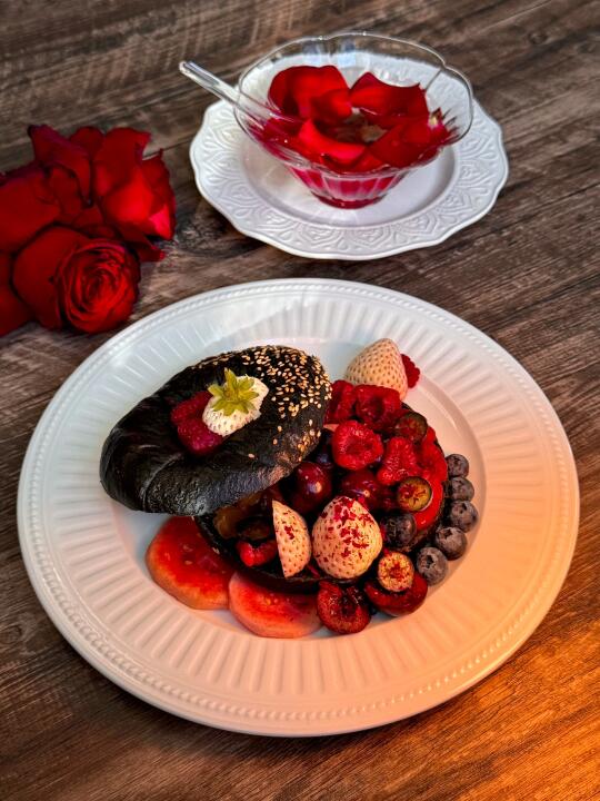 自制甜品🍧杂莓黑金贝果