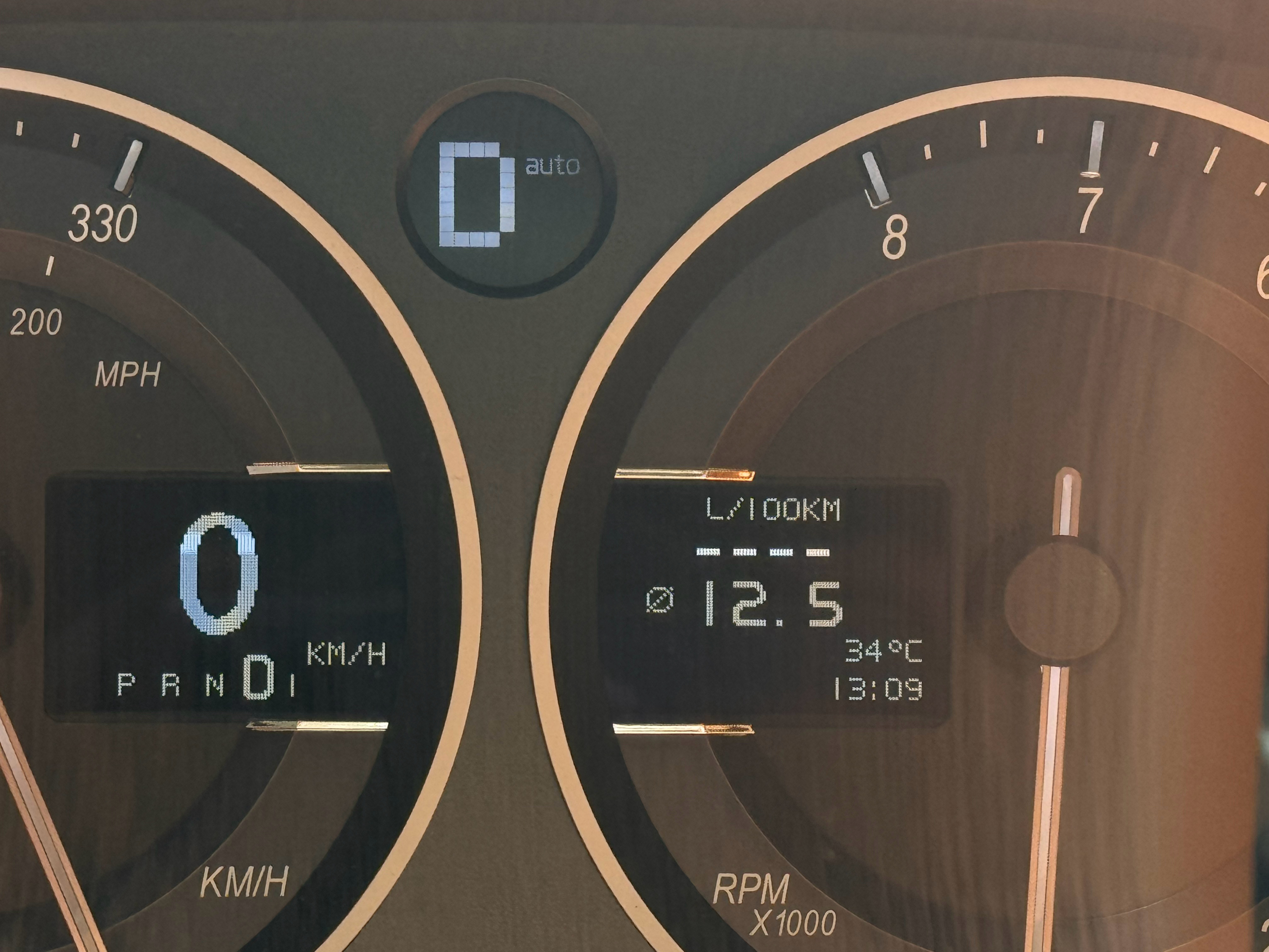 感受一下6.0L V12的Rapide S油耗：表显：12.5工况：快速路，限速