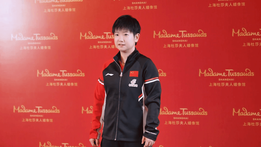 7月8日孙颖莎亮相上海杜莎夫人纪念馆量尺寸，看着各种造型好可爱，莎莎的蜡像将于7