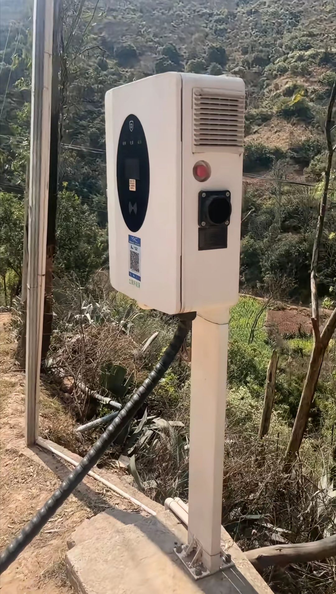 开了电车才知道，那些县道、乡道旁边，总能撞见些“野生充电桩”