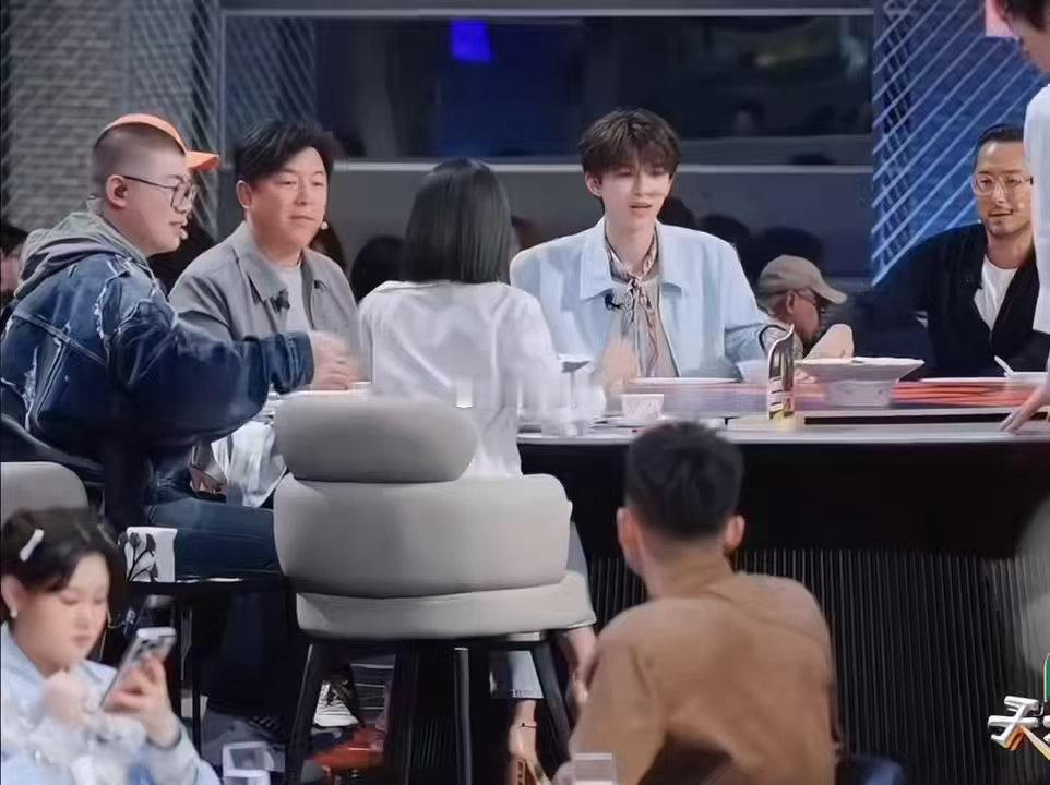 何浩楠梅干菜情结 吃完芋泥啵啵猪直接开始安利妈妈做的梅干菜炒肉。何浩楠上节目的隐