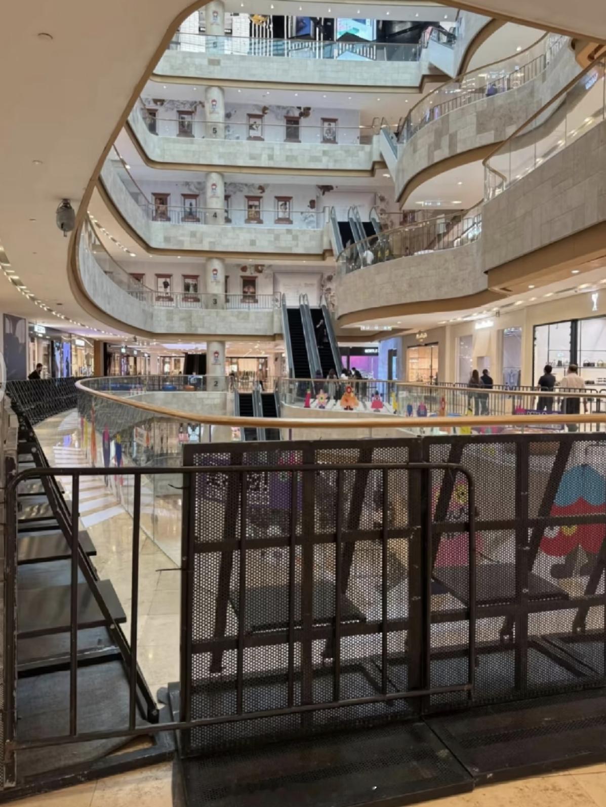 Dior南京德基活动现场已经开始布置了，听说明天会有邓为的采访互动环节，不知道邓
