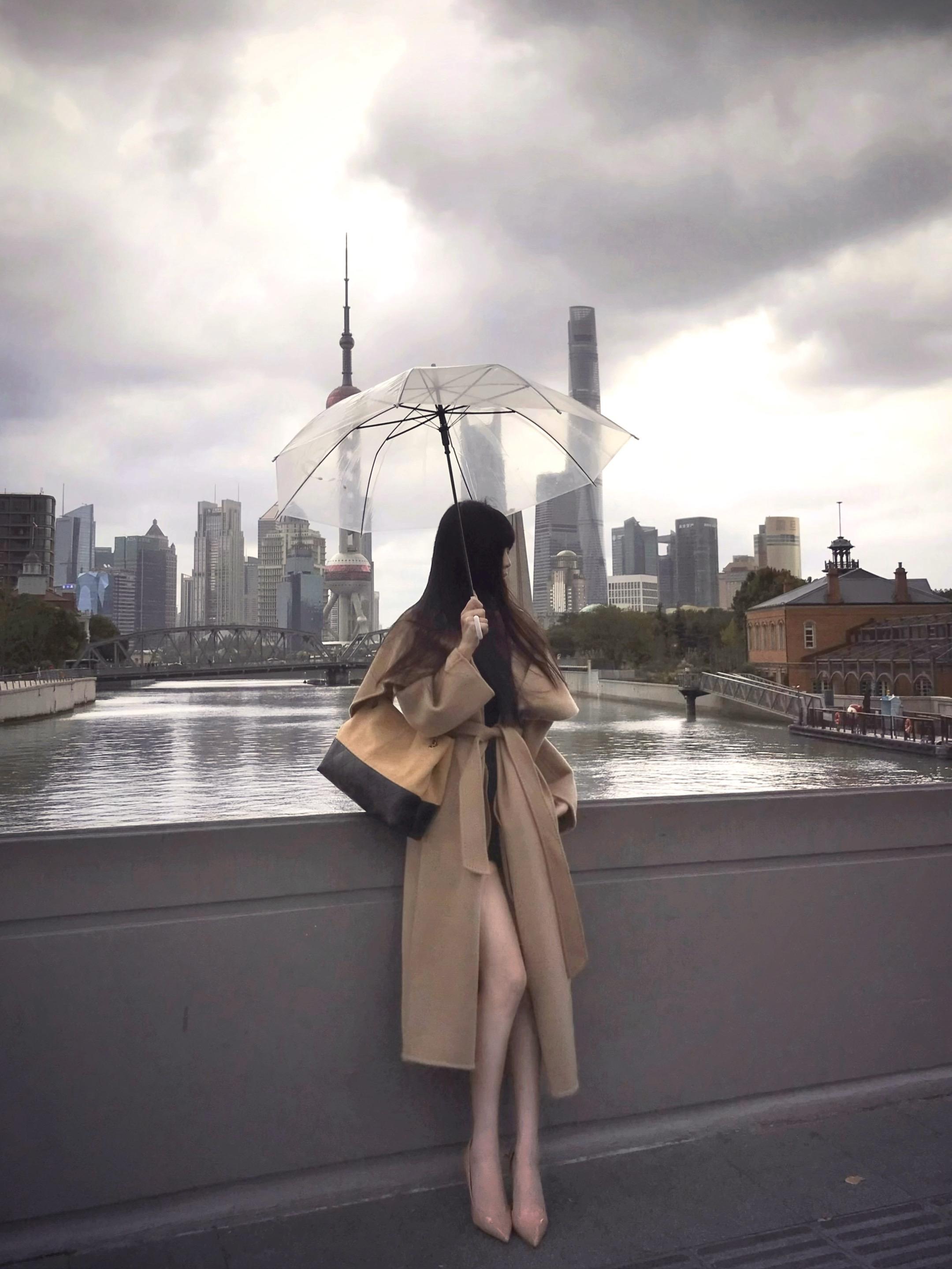 我们都不懂时间的重量 直到某天冷空气 裏挟着回忆涌入