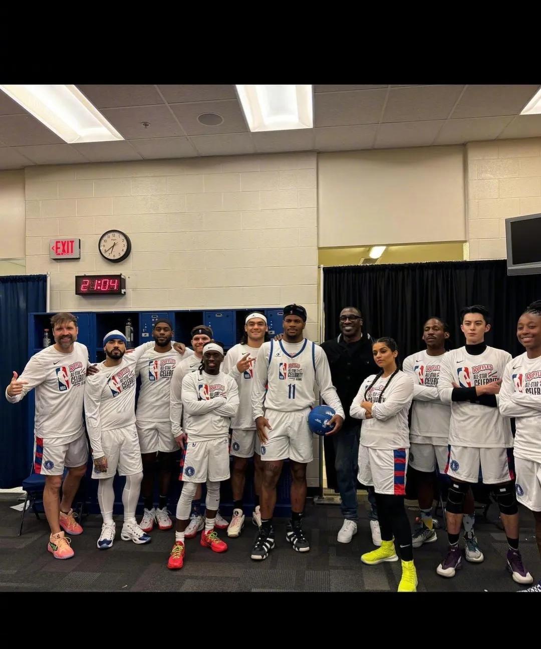 王鹤棣ins晒与NBA名人赛队员休息室合照，唯一参赛的中国面孔。出战21分钟，得