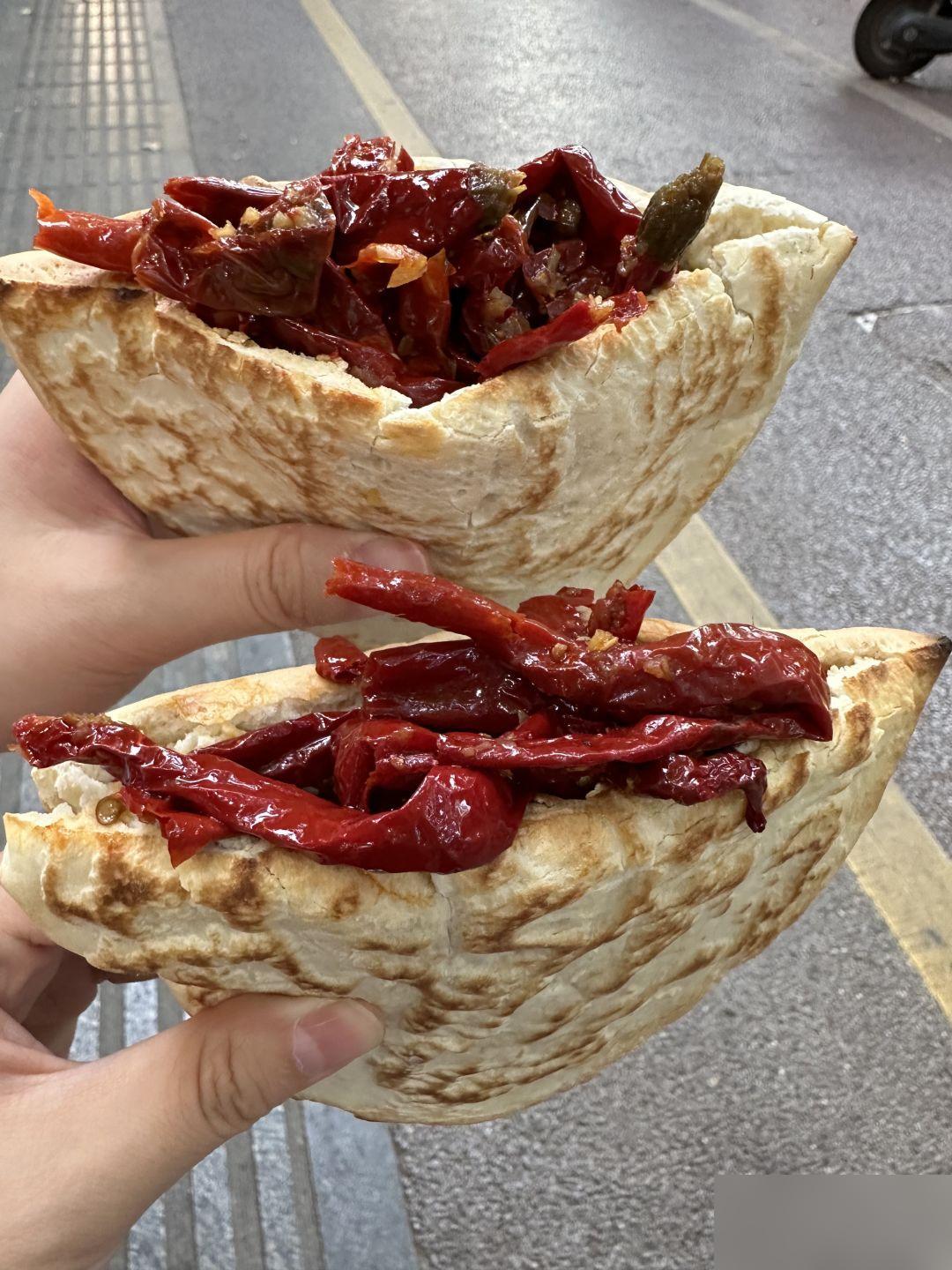 西安……辣子夹馍也太好吃了……

吃起来又香又辣，真的爱