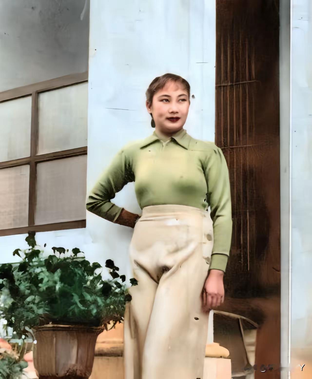 1936年，28岁新婚一年的胡蝶在上海家中留下这张留影。照片里的她千娇百媚如仙子