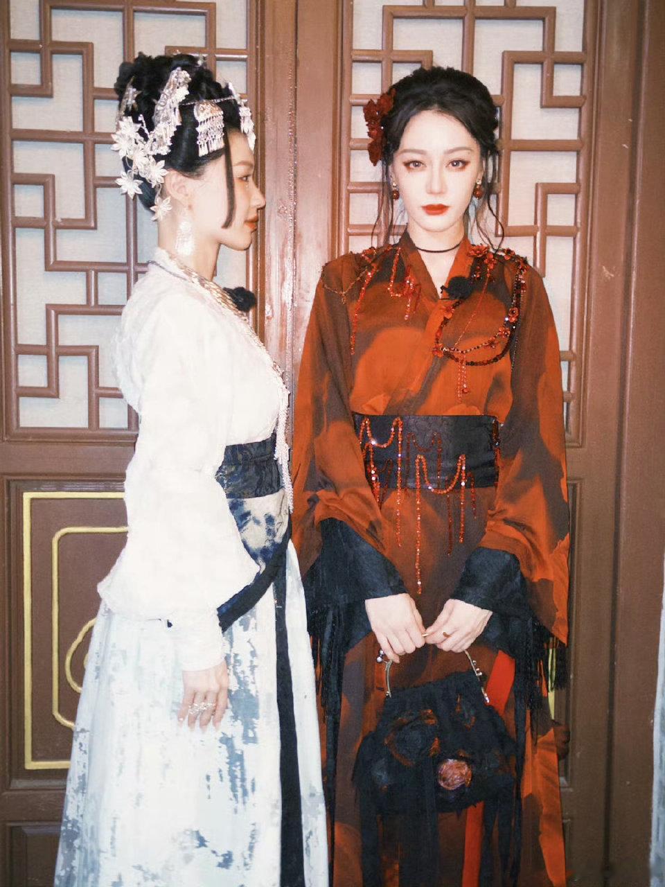 迪丽热巴金靖开推胶片合照，诡异又迷人的氛围感太有阴湿女鬼味了[好爱哦] ​​​