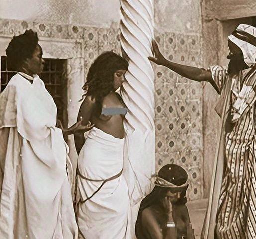 考古队在庞贝挖出一堆骨头，全是戴锁链的女尸。这些骨头浑身都是伤，有的头骨凹陷，有