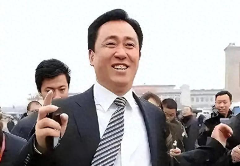 2026年4月，庭审现场的画面只通过新闻片段零星传出。许家印身着深色上衣，站在被