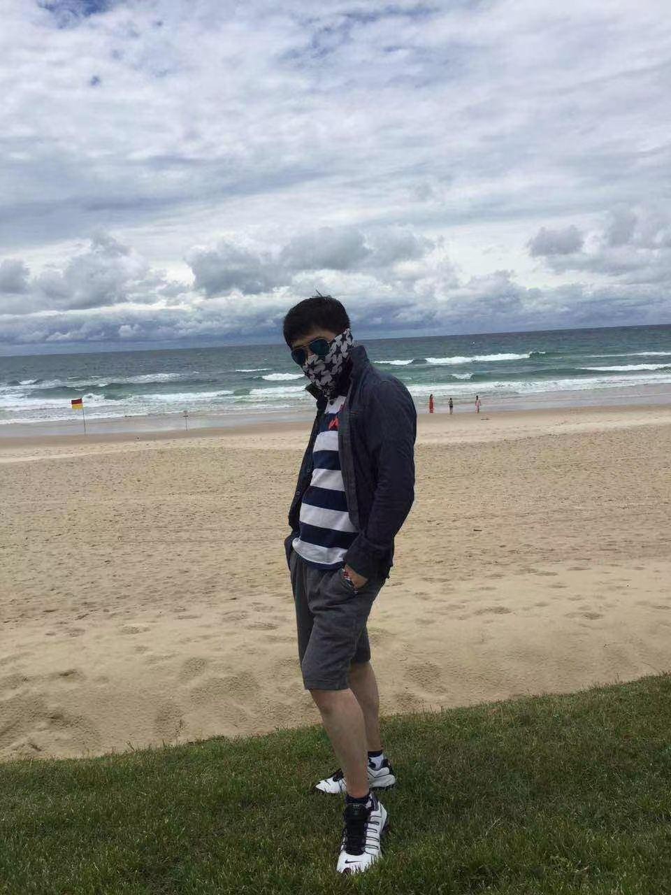 威海有个做生意的同学。我们78级政治系有七八个全日制博士，硕导博导有N个，只有威