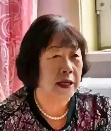 1981年隆冬，内蒙古一穷学生考上大学，兴冲冲跑去向女老师报喜。老师看他脚上那双