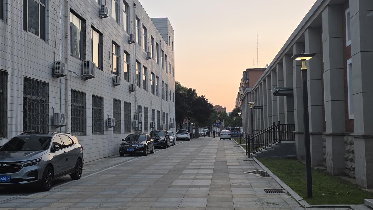 你躺在我对面，手攥着衣角，说昨晚梦到自己从楼顶往下掉，惊醒的时候心脏狂跳，脑子里