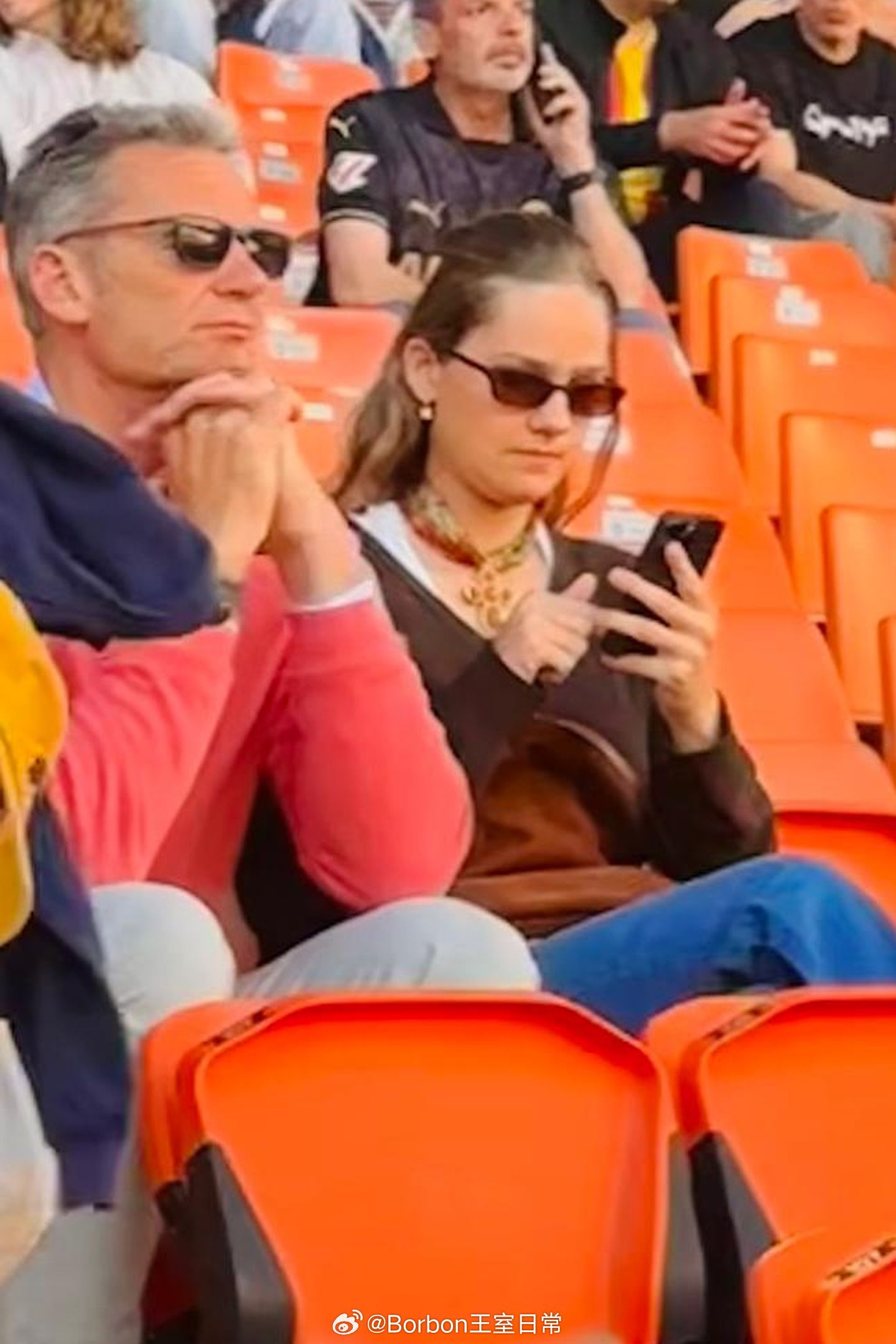 复活节期间，艾琳陪完妈妈陪爸爸~4月5日，父女俩在梅斯塔利亚球场观看了瓦伦西亚主