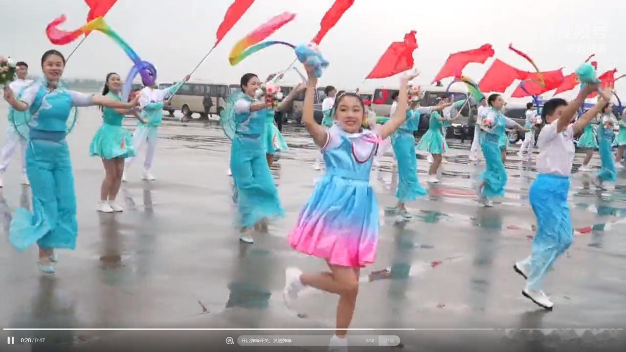 我们的欢迎仪式总是组织两拨人在道路两侧，花枝招展地又唱又跳，在做什么都赚钱的那些