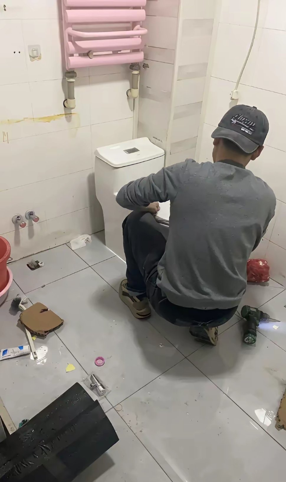心里纠结了一整天，想问问大家，疏通下水道给亲戚200块真的太少了吗？表哥本身就是