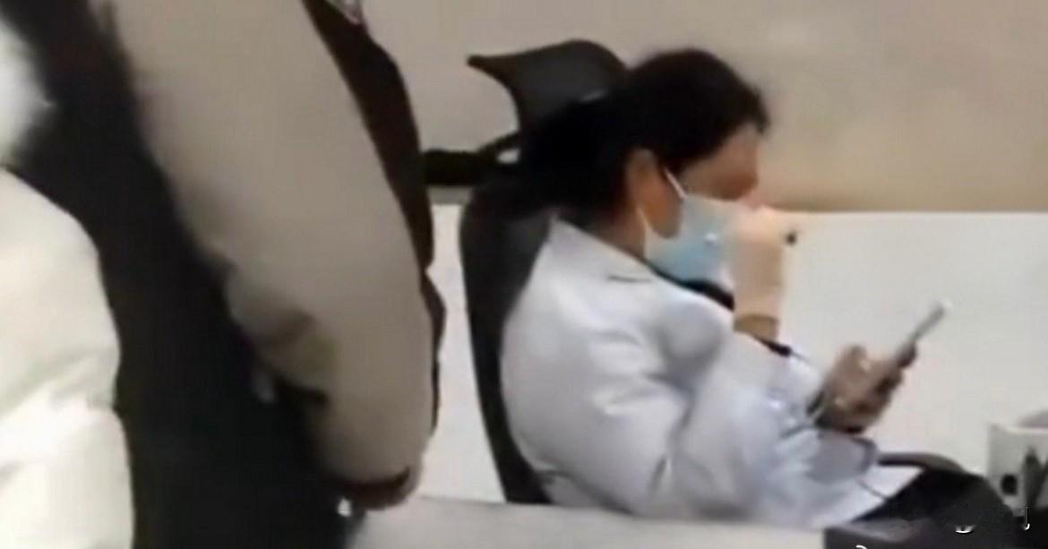 等了一天，正式的通报来了。
白纸黑字，盖着甘洛县人民医院的红章。通报说，1月6号