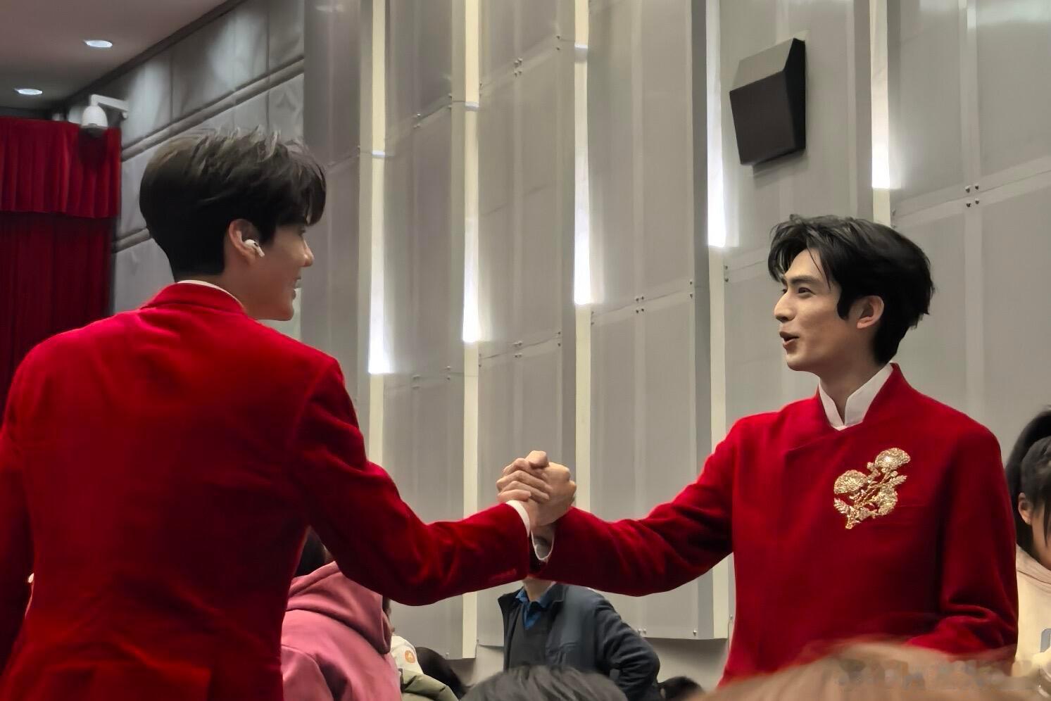 宋威龙和毕雯珺后台握手，好红的衣服，像结婚一样宋威龙春晚后台路透