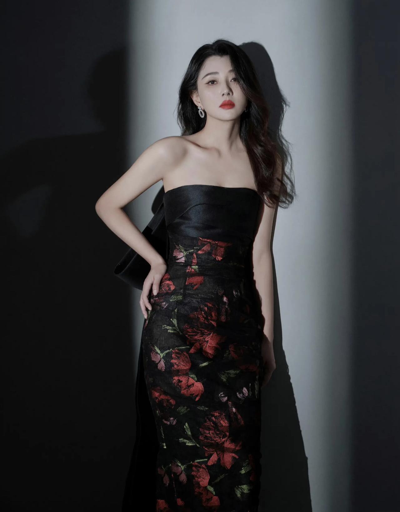 飞天奖大女主竞争激烈，大花们争鲜斗艳，殷桃、赵丽颖、李沁、杨蓉和唐嫣的颁奖盛典造
