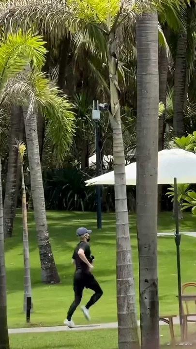三亚偶遇王嘉尔户外跑步王嘉尔三亚还在户外跑步！这么热的天气还这么自律！王嘉尔三亚