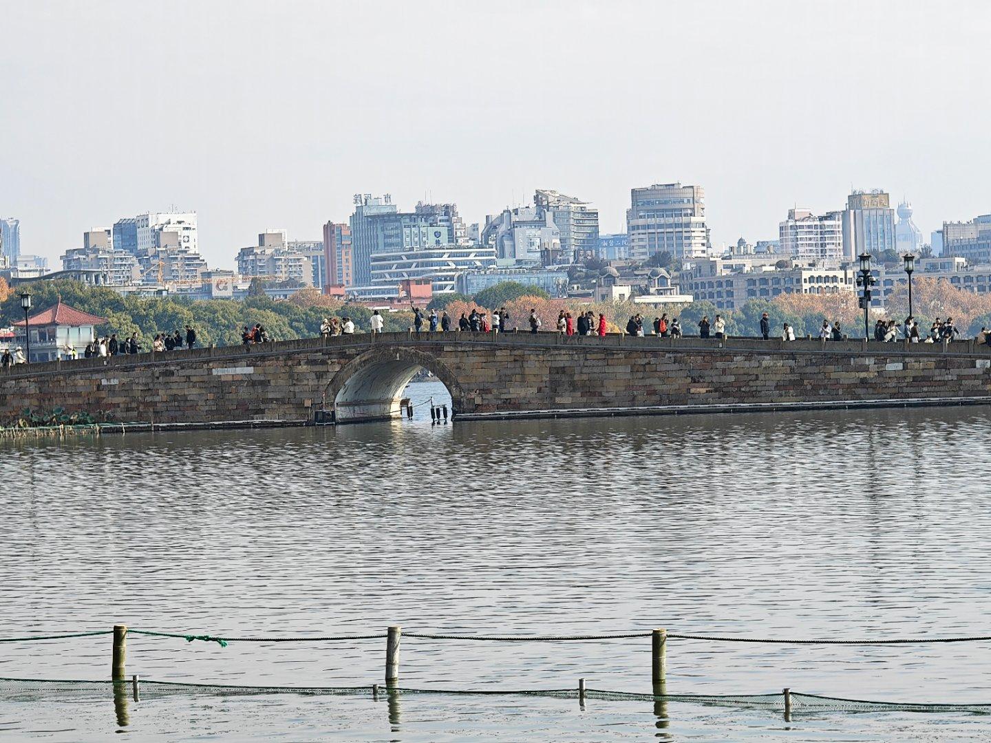 断桥看雪断桥看雪！可惜我去的时候没有下雪！西湖太美了！ 