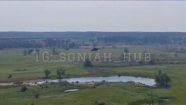 乌军“米-8”作战视频，两架飞机仰射火箭弹，以增加射程。